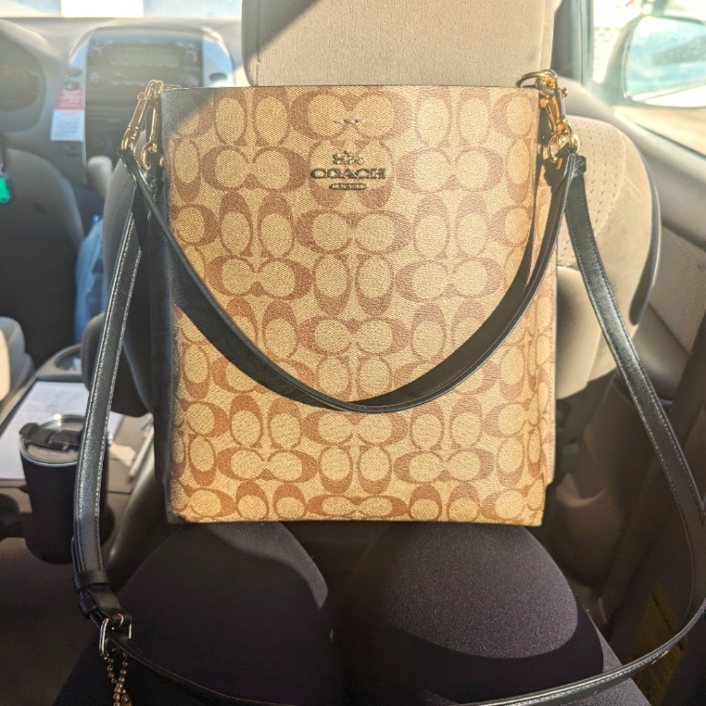 BARELY USED Coach Mollie Bucket Bag with matching wallet in signature colorblock